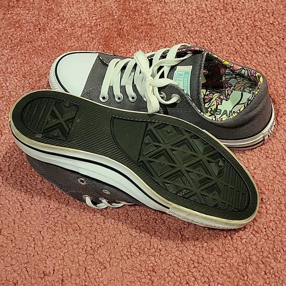 Gray converse - Picture 2 of 3